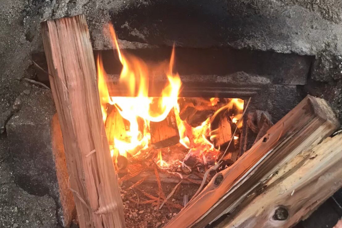 火が燃えている窯